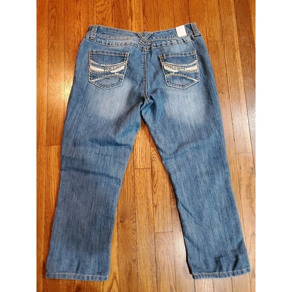 Maurices Jeans Womens 11 / 12 Distressed Cropped Capri Embroidered Stretch Jeans - Picture 3 of 4